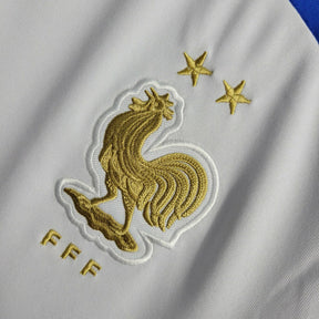 Camisa Seleção da França Treino 22/23 - Torcedor Nike Masculina - Branca com detalhes em azul e dourado