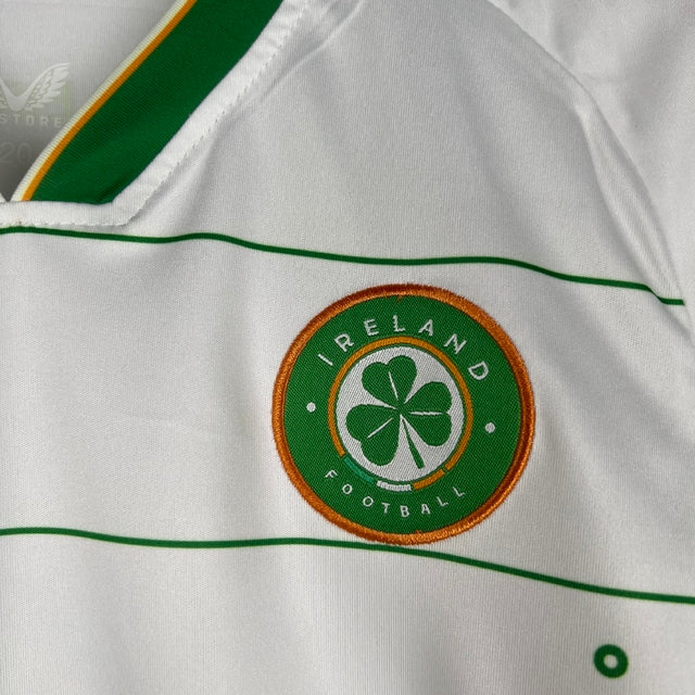 Kit Infantil Irlanda II Castore 23/24 - Branca com detalhes em laranja e verde