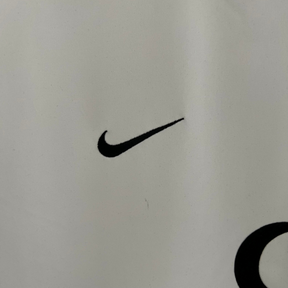 Camisa Retrô Manchester United II 2002/2003 - Nike Masculina - Branca com detalhes em preto