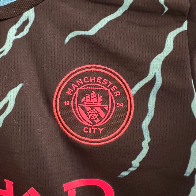 Kit Infantil Manchester City III 23/24 Puma - Preto com detalhes em azul e rosa