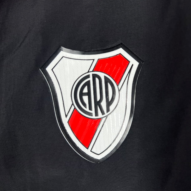 Jaqueta Corta-Vento River Plate 23/24 Masculina Adidas - Preta com detalhes em vermelho e branco