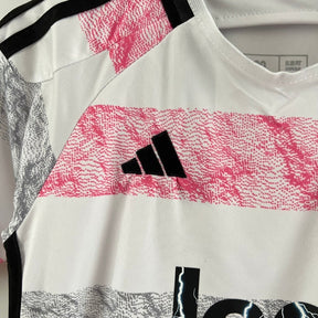 Kit Infantil Juventus II 23/24 - Adidas - Branco com detalhes em preto e rosa