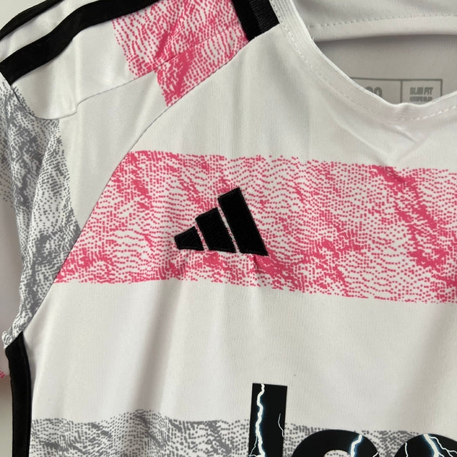 Kit Infantil Juventus II 23/24 - Adidas - Branco com detalhes em preto e rosa