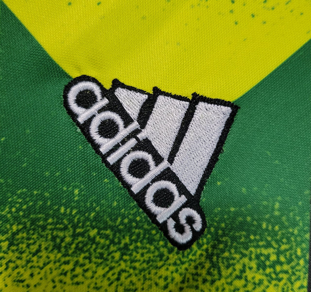 Camisa Arsenal Pré-Jogo 22/23 Torcedor Adidas Masculina - Amarelo, preto e verde.