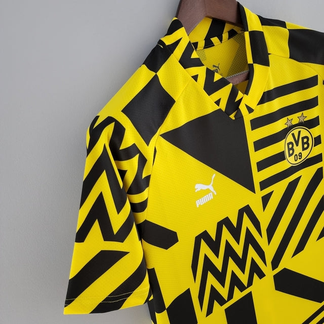 Camisa Borussia Dortmund Pré-Jogo 22/23 - Torcedor Puma Masculina - Amarela e preta
