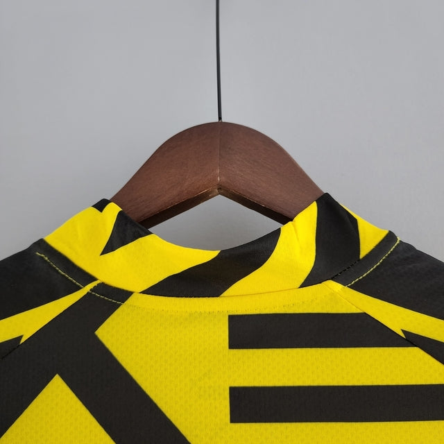Camisa Borussia Dortmund Pré-Jogo 22/23 - Torcedor Puma Masculina - Amarela e preta
