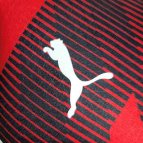 Camisa AC Milan I 23/24 - Jogador Puma Masculina - Vermelha e preta