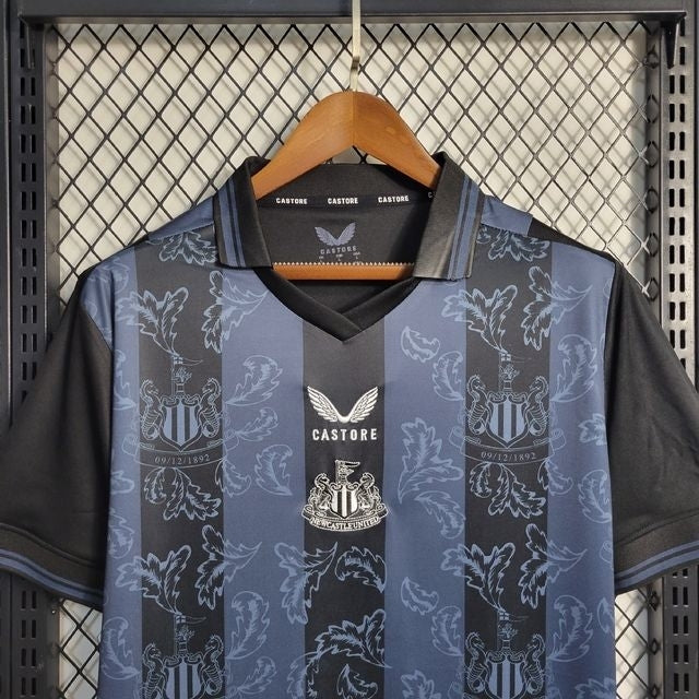 Camisa Newcastle 130 anos 22/23 Masculina Castore Torcedor - Preta