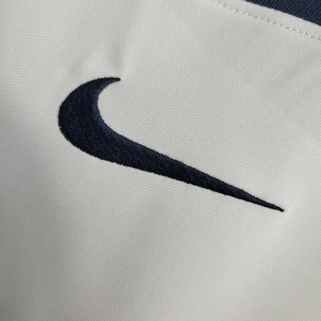 Camisa Paris Saint-Germain Treino 23/24 - Torcedor Nike Masculina - Branca com detalhes em azul e vermelho