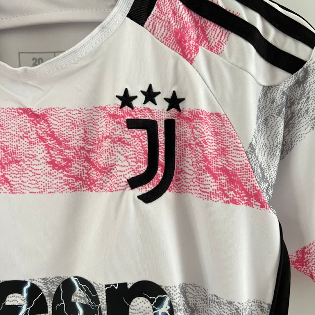 Kit Infantil Juventus II 23/24 - Adidas - Branco com detalhes em preto e rosa