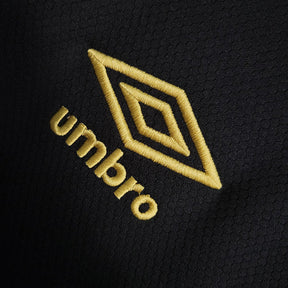 Camisa Chapecoense Edição Especial Aniversario 23/24 - Torcedor Umbro Masculina - Preta com detalhes em dourado