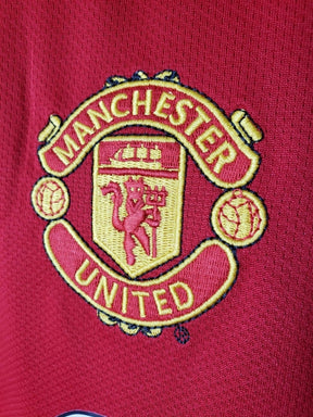 Camisa Retrô Manchester United I 2005 - Masculina Nike - Vermelha com detalhes em preto e branco