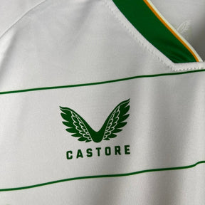 Kit Infantil Irlanda II Castore 23/24 - Branca com detalhes em laranja e verde
