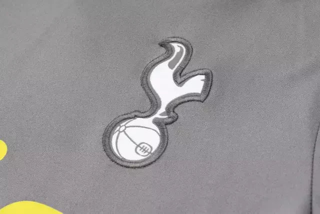 Kit Treino adulto - Camisa e Shorts - Tottenham Nike 24/25 - Cinza e preto com detalhes em azul