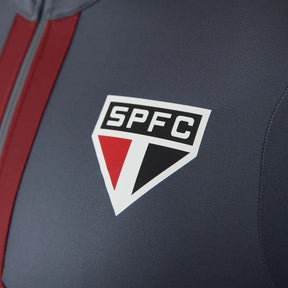 Jaqueta Corta-Vento São Paulo 25/26 - Masculina New Balance - Cinza com detalhes em vermelho