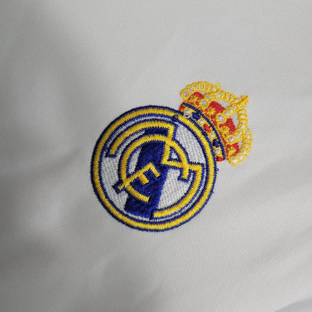 Kit Infantil Real Madrid I manga longa 23/24 - Adidas - Branco com detalhes em preto e amarelo