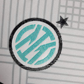 Camisa Inter de Milão Edição especial 24/25 - Torcedor Nike Masculina - Branca com detalhes em cinza e verde e preto