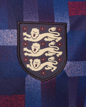 Camisa Seleção da Inglaterra Pré-jogo II 24/25 - Torcedor Nike Masculina - Roxa com detalhes em azul e vermelho