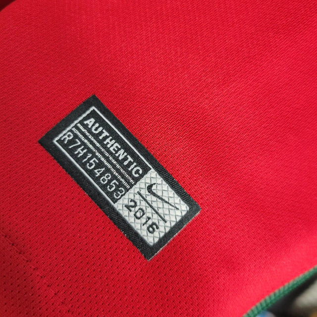 Camisa Retrô Seleção de Portugal I 2016/2017 manga longa - Nike Masculina - Vermelha com detalhes em verde