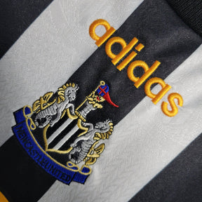 Camisa Newcastle United I Retrô 95/97 - Adidas Masculina - Branca com listras pretas e detalhes em amarelo