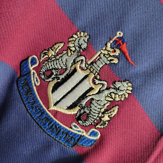 Camisa Newcastle United II Retrô 95/96 - Adidas Masculina - Azul com listras vinho e detalhes em bege
