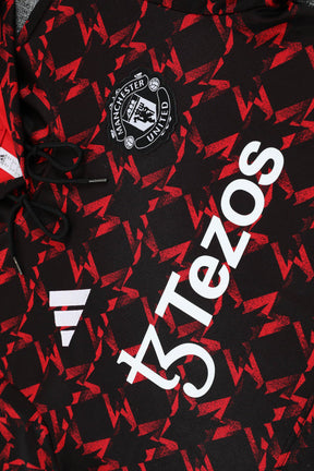 Jaqueta Corta-Vento Manchester United Treino - Masculina Adidas - Preta com detalhes em vermelho