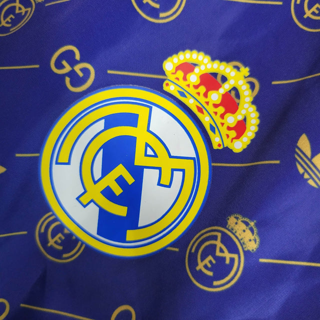 Jaqueta Corta-Vento Real Madrid 23/24 - Masculina Adidas colab com Gucci - Azul com detalhes em amarelo e verde e vermelho