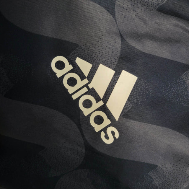 Jaqueta Corta-Vento Real Madrid II 23/24 - Masculina Adidas - Azul com listras pretas