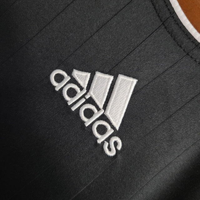 Camisa Retrô Real Madrid 06/07 - Masculina Adidas - Preta com detalhes em branco