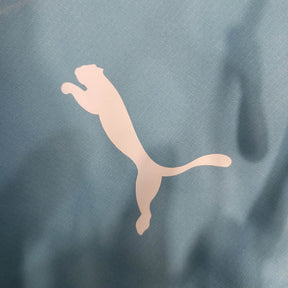 Jaqueta Corta-Vento Manchester City 23/24 - Masculina Puma - Azul com detalhes em branco