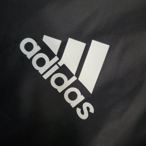 Jaqueta Corta-Vento Manchester United 23/24 - Masculina Adidas - Preta com detalhes em vermelho