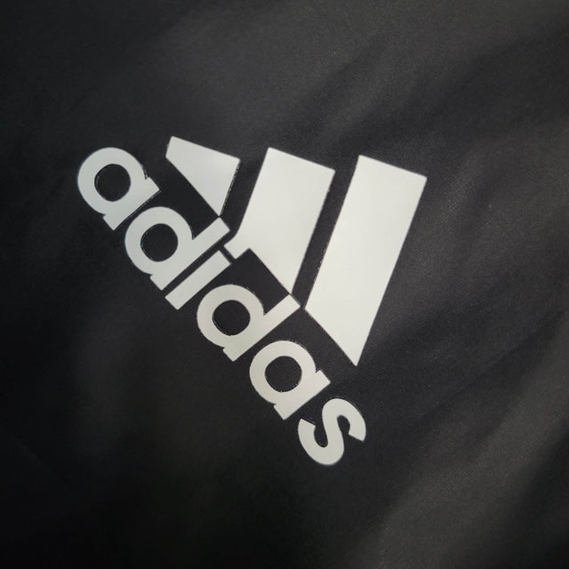 Jaqueta Corta-Vento Manchester United 23/24 - Masculina Adidas - Preta com detalhes em vermelho