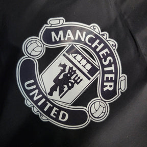 Jaqueta Corta-Vento Manchester United 23/24 - Masculina Adidas - Preta com detalhes em vermelho