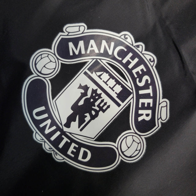Jaqueta Corta-Vento Manchester United 23/24 - Masculina Adidas - Preta com detalhes em vermelho