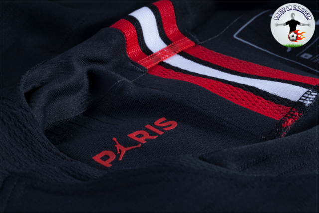 Camisa Retrô Paris Saint-Germain Champions League 2018/19 - Masculina Jordan - Azul com detalhes em vermelho