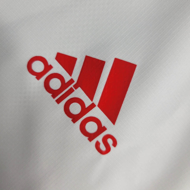Jaqueta Corta-Vento Bayern de Munique 23/24 - Masculina Adidas - Branca com detalhes em vermelho