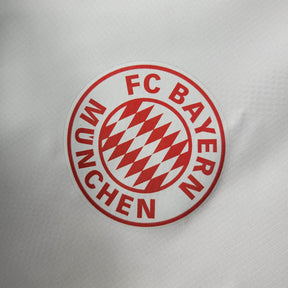 Jaqueta Corta-Vento Bayern de Munique 23/24 - Masculina Adidas - Branca com detalhes em vermelho