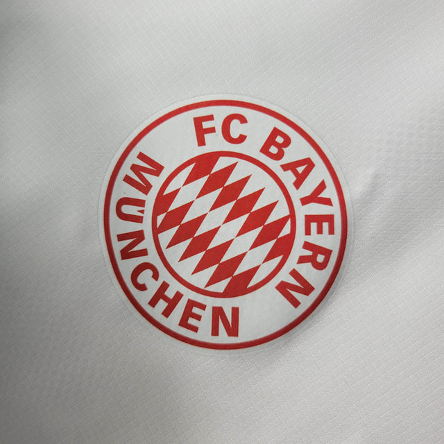 Jaqueta Corta-Vento Bayern de Munique 23/24 - Masculina Adidas - Branca com detalhes em vermelho
