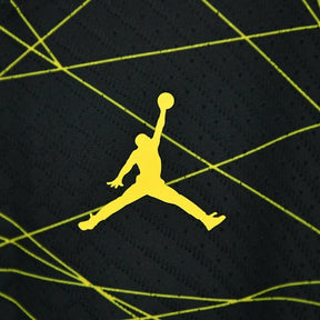 Camisa Retrô Paris Saint-Germain IV 22/23 - Masculina Jordan - Preta com detalhes em amarelo