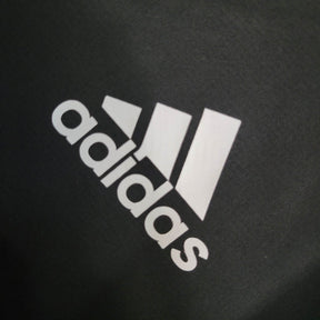 Jaqueta Corta-Vento Bayern de Munique 23/24 - Masculina Adidas - Preta com detalhes em azul