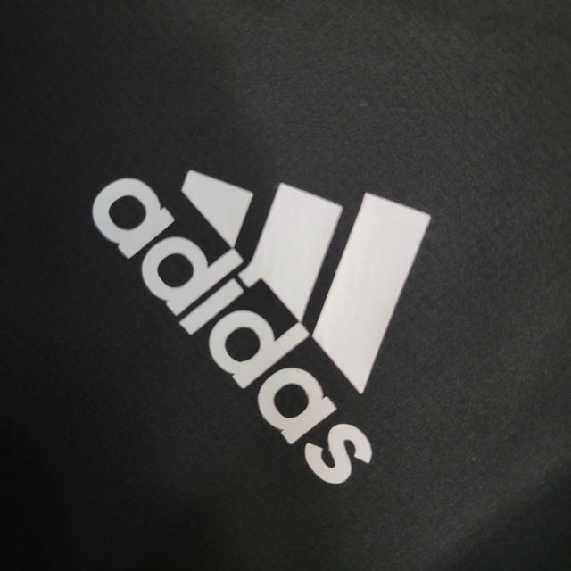 Jaqueta Corta-Vento Bayern de Munique 23/24 - Masculina Adidas - Preta com detalhes em azul