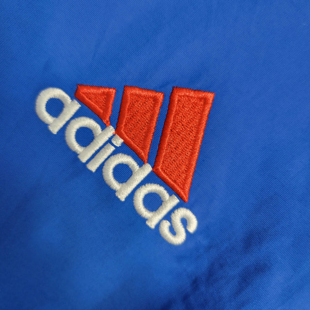 Jaqueta Corta-Vento Bayern de Munique 23/24 dupla face - Masculina Adidas - Azul com detalhes em vermelho