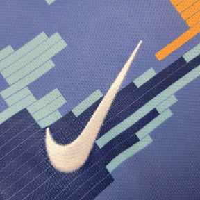 Camisa Seleção da Inglaterra Treino 24/25 - Torcedor Nike Masculina - Azul com detalhes em laranja