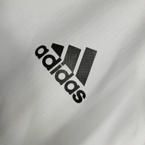 Jaqueta Corta-Vento Real Madrid 23/24 - Masculina Adidas - Branca com listras pretas