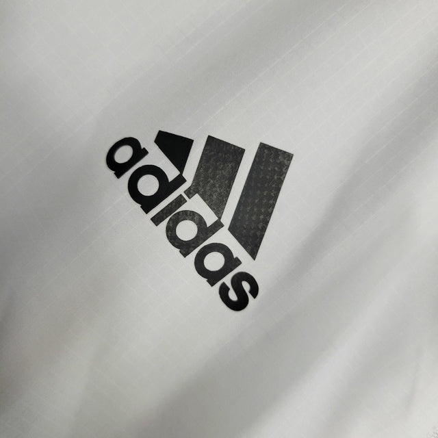 Jaqueta Corta-Vento Real Madrid 23/24 - Masculina Adidas - Branca com listras pretas
