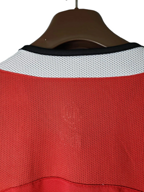 Camisa Retrô Manchester United I 2005 - Masculina Nike - Vermelha com detalhes em preto e branco