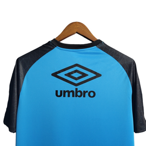 Camisa Grêmio Treino 22/23 - Torcedor Umbro Masculina - Azul com detalhes em preto