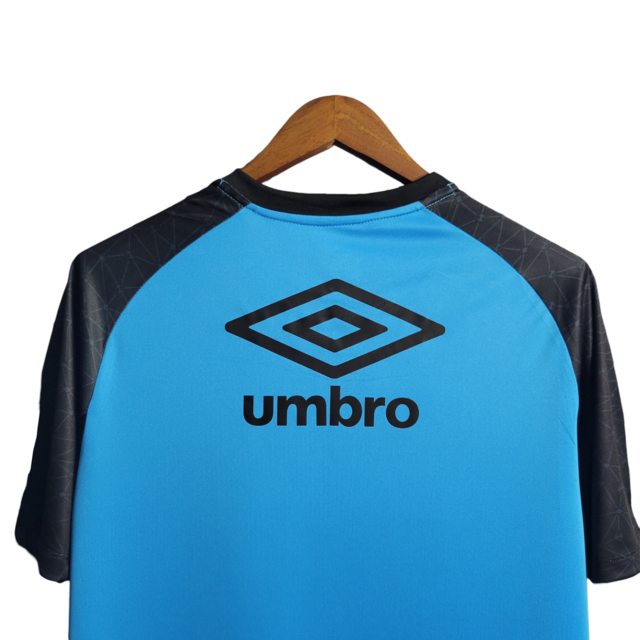 Camisa Grêmio Treino 22/23 - Torcedor Umbro Masculina - Azul com detalhes em preto