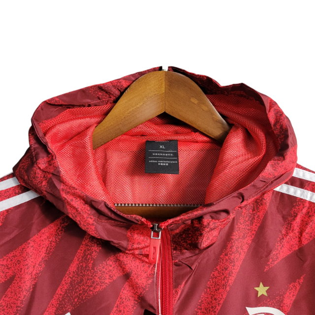 Jaqueta Corta-Vento Flamengo 23/24 Masculina Adidas - Vermelha com detalhes em preto e simbolo em branco