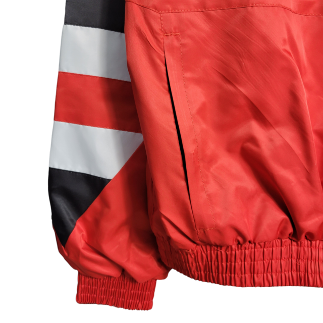 Jaqueta Corta-Vento Flamengo 23/24 Masculina Adidas - Vermelha com simbolo centralizado ao meio na cor preta